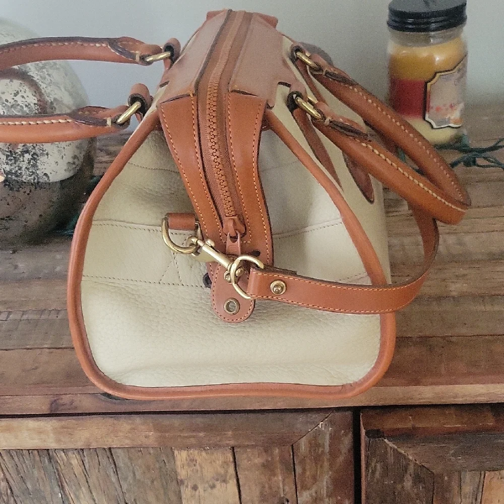 Dooney & Bourke-style Cream and Tan Leather Satchel Dr Bag
